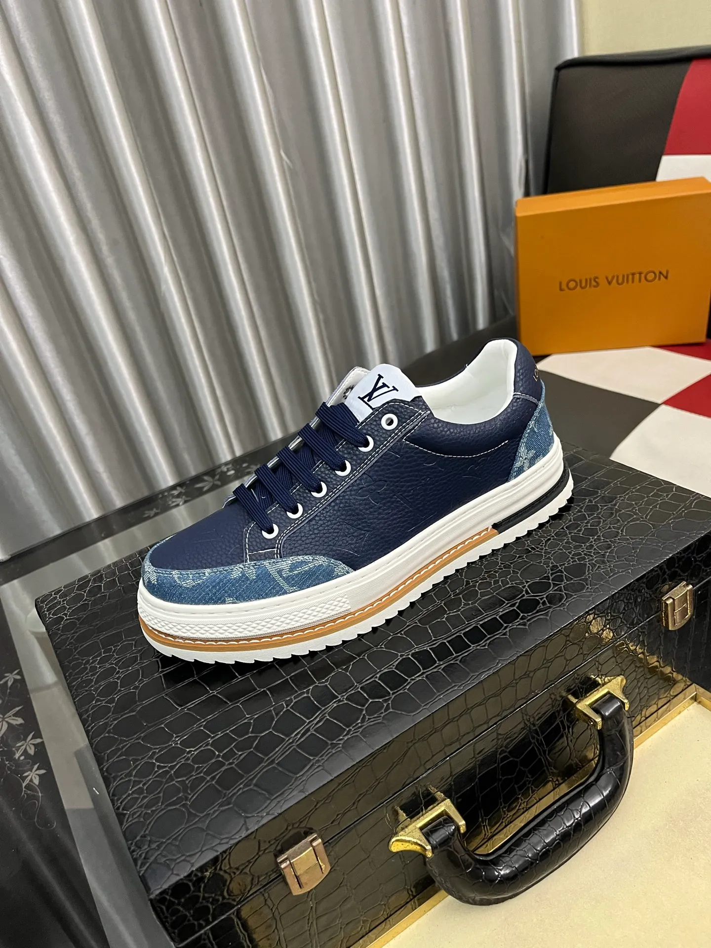 Men's shoes 💰400⌚️⌚️【LOUIS VUITTON】Same style as Louis Vuitton* official website 🚹Men's high-top casual shoes❤️Same style as popular celebrities ~ Best-selling at home and abroad Lv focuses on the checkerboard series...Imported first-layer cowhide with special fabrics➕Full sheepskin lining➕Brand-specific hollow outsole💎Number: 38-442️⃣Colors available